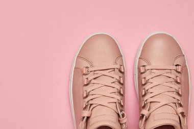 Pastel arka planda şık pembe kadın ayakkabıları, kopya alanı. Yeni 