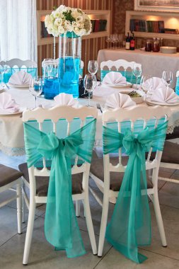 Çatal bıçak takımı, şarap kadehleri ve çiçek aranjmanı ile lüks masa ayarı