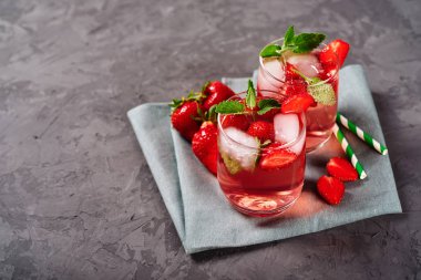 Taze çilek limonata buz, nane ve kağıt saman spar ile