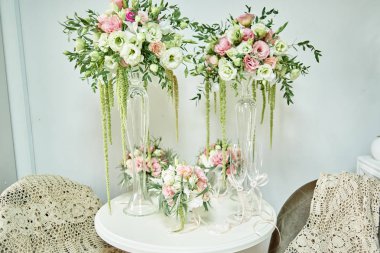 Cam vazo pembe ve beyaz çiçekler lüks çiçek aranjmanı