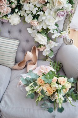 Gül, freesia, brunia ve okaliptüs büyük gelinlik buketi ile