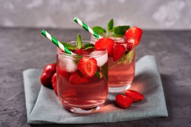 Taze çilek limonata buz, nane ve kağıt saman spar ile