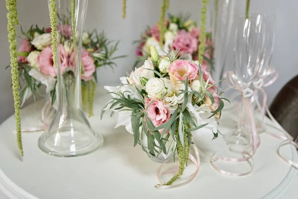 Arranjo floral de luxo de flores rosa e branco em lona de vidro — Fotografia de Stock