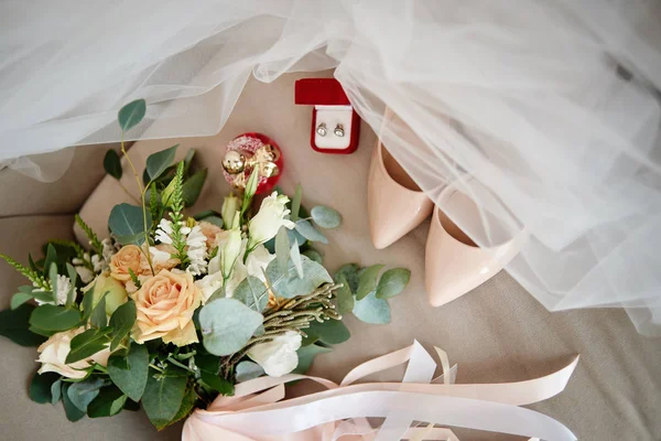 Свадебный букет из розовых роз и зелени, бежевая женская обувь, п — стоковое фото