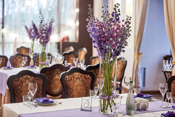 Cenário de mesa na recepção do casamento com flores roxas, spa cópia — Fotografia de Stock