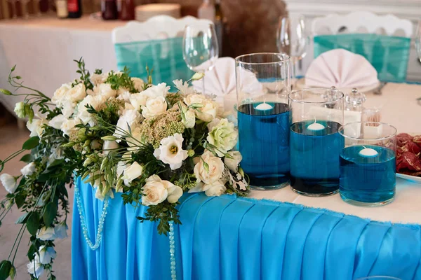 Exuberante arreglo floral y velas en jarrones de vidrio en pr boda — Foto de Stock