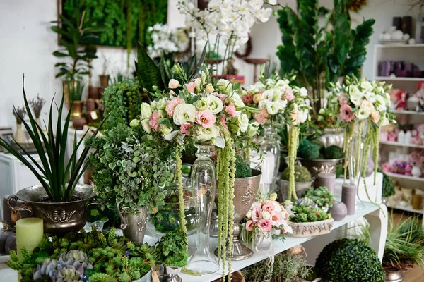 Muitas flores na mesa na florista loja, espaço de cópia. Pequenos negócios — Fotografia de Stock