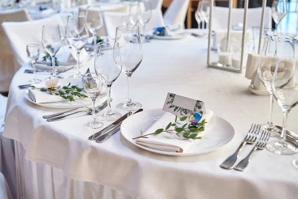 Tischdekoration mit leerer Gästekarte auf leerem weißen Teller und geschnitten — Stockfoto