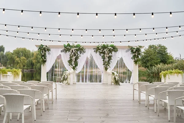 Palmiye ile süslenmiş düğün kemeri ile düğün töreni için yer