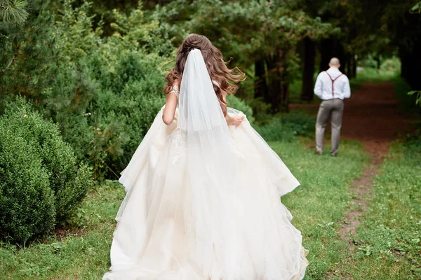 Porträt der schönen Braut im weißen Hochzeitskleid mit modernem h — Stockfoto