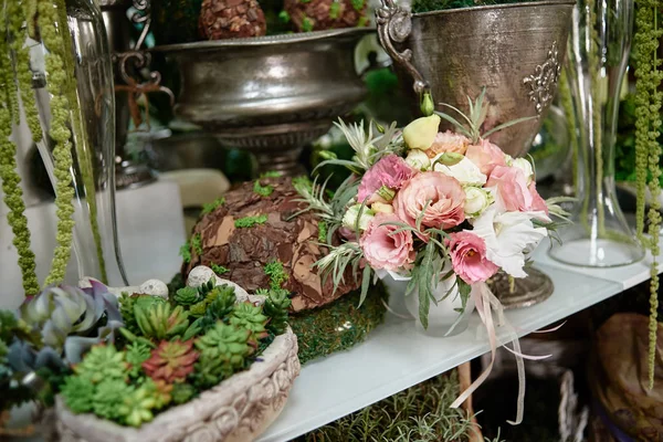 Bouquet of flowers on shelf in florist shop, copy space. Small b — Stock Photo, Image