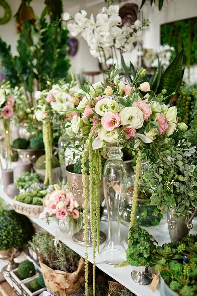 Muitas flores na mesa na florista loja, espaço de cópia. Pequenos negócios — Fotografia de Stock