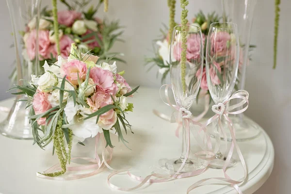 Arranjo floral de luxo de flores rosa e branco em lona de vidro — Fotografia de Stock