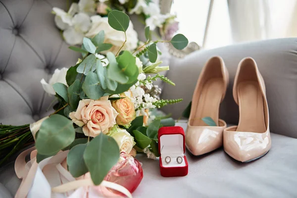 Свадебный букет из роз, фрезии, брюнии и эвкалипта с сидячими — стоковое фото