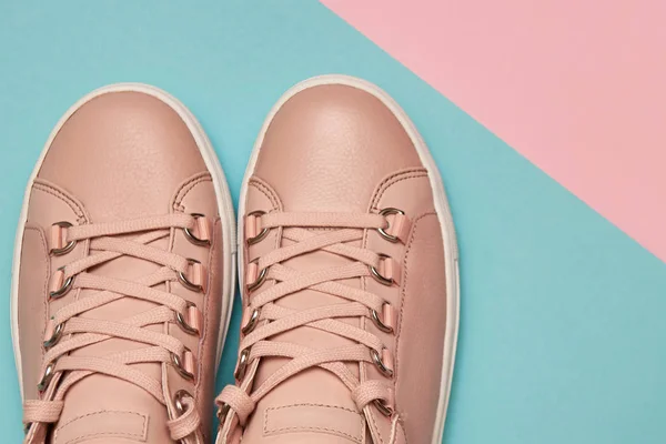 Стильные розовые женские туфли на тротуаре, пространство для копирования. Новые — стоковое фото