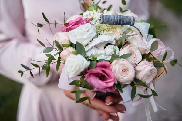 Beautiful bouquet of pink and beige roses and eucalyptus in woma — Stock Photo, Image