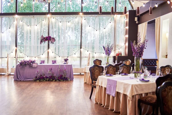 Casamento presidium em restaurante, espaço de cópia. Mesa de banquete para n — Fotografia de Stock