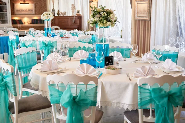 Luxus-Tischdekoration mit Besteck, Weingläsern und floralem Arrangement — Stockfoto