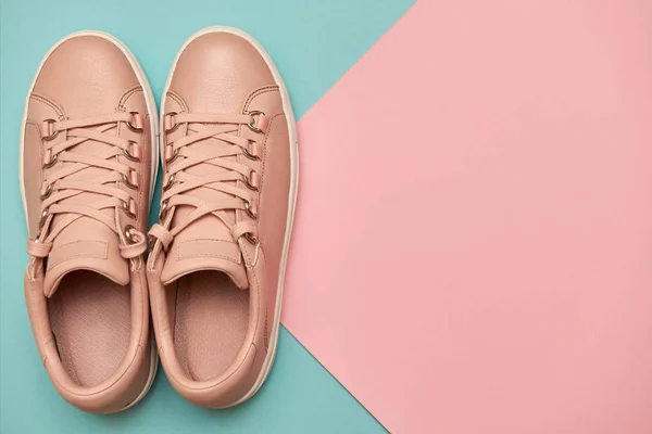 Стильные розовые женские туфли на тротуаре, пространство для копирования. Новые — стоковое фото