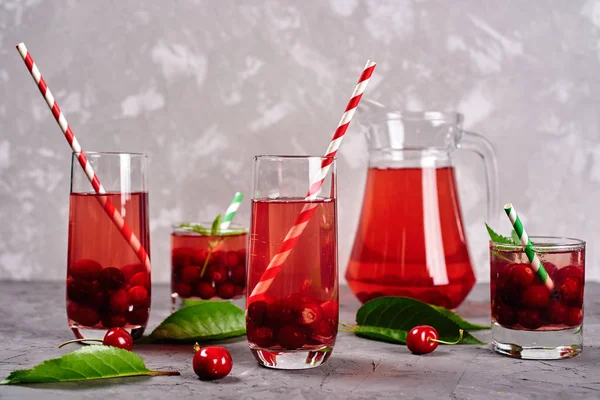 Kağıt çizgili st ile köpüklü gözlük taze kiraz limonata