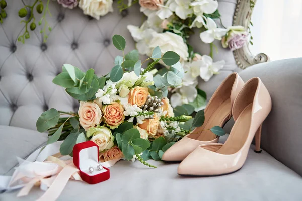 Saden kurdeleli gül ve okaliptüs gelin buketi, gelin