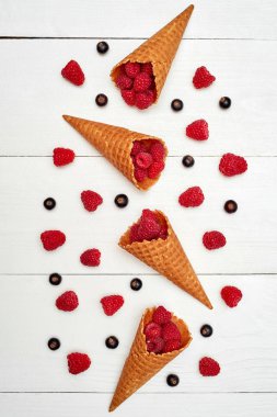 Olgun tatlı ahududu ve dondurma waffle con siyah frenk üzümü