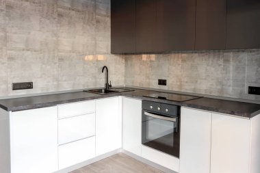 Beyaz ve gri renklerde yeni modern boş mutfak iç, kopya