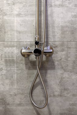 Duş kabininde gri karo arka plan modern duş, kopya sp