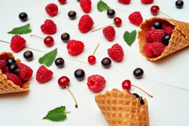 Olgun tatlı ahududu, kiraz ve dondurma siyah frenk üzümü 