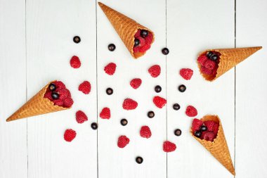 Olgun tatlı ahududu ve dondurma waffle con siyah frenk üzümü