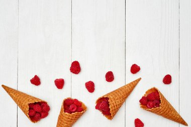 Dondurma waffle koni olgun tatlı ahududu, kopya alanı. Fre