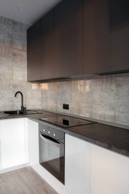 Beyaz ve gri renklerde yeni modern boş mutfak iç, kopya