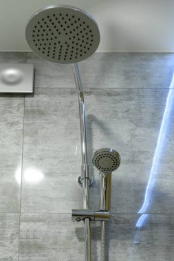 Duş kabininde gri karo arka plan modern duş, kopya sp