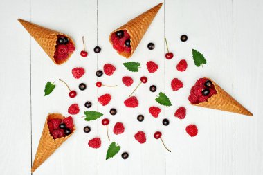 Olgun tatlı ahududu, kiraz ve dondurma siyah frenk üzümü 