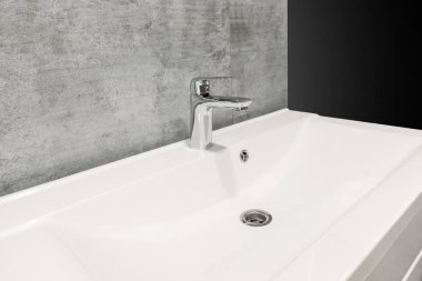 Beyaz lavabo ve musluk ile Banyo iç, kopya alanı. Contem