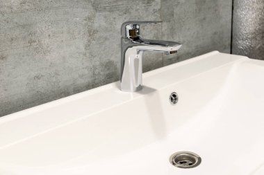 Beyaz lavabo ve musluk ile Banyo iç, kopya alanı. Contem