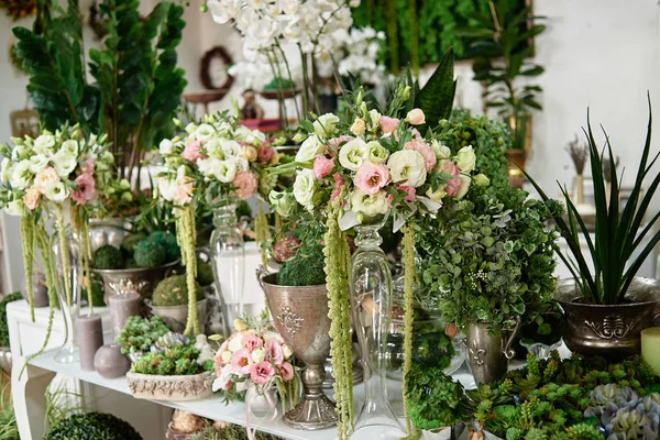 Many flowers on table in florist shop, copy space. Small busines — Stock Photo, Image