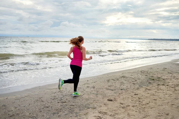 Widok z tyłu młodej kobiety fitness biegacza biegnąca na wybrzeżu, Kopiuj — Zdjęcie stockowe