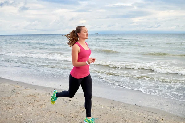 Młoda kobieta fitness biegacz działa na wybrzeżu, przestrzeń kopiowania. Dziewczyna — Zdjęcie stockowe