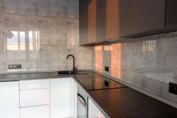 Nuevo interior moderno de la cocina vacía en colores blanco y gris con — Foto de Stock