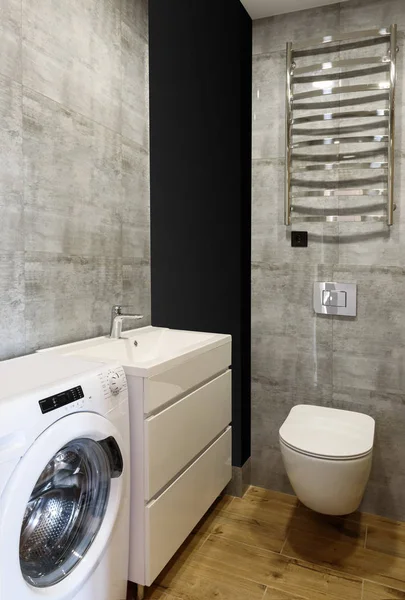 Moderno cuarto de baño interior con inodoro, lavabo blanco, lavadora — Foto de Stock