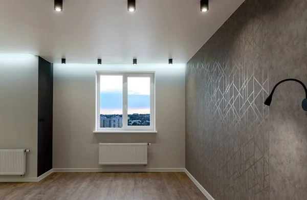 Velký nový obývací pokoj v moderním bytě s oknem, šedou zdí — Stock fotografie