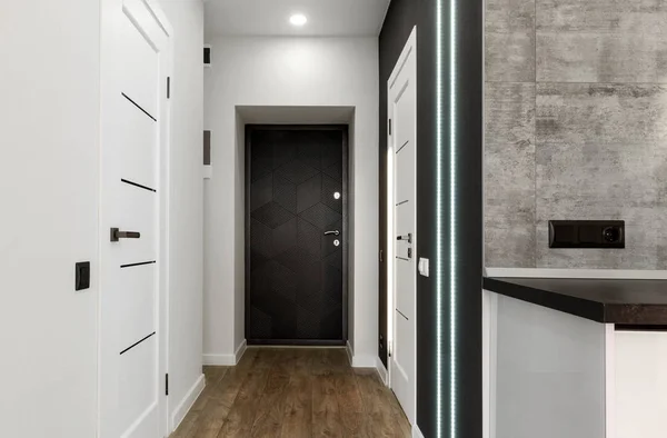 Interno del nuovo appartamento vuoto, lungo corridoio di casa con parquet — Foto Stock