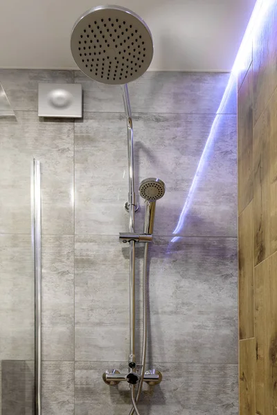Moderna ducha sobre fondo de baldosa gris en cabina de ducha, copia sp — Foto de Stock