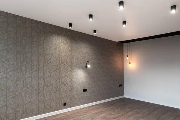 Moderna nuova stanza vuota con pareti bianche e grigie, lampade a led e h — Foto Stock