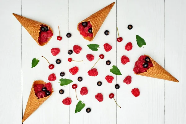 Olgun tatlı ahududu, kiraz ve dondurma siyah frenk üzümü 