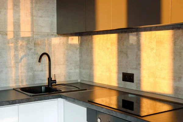 Beyaz ve gri renklerde yeni modern boş mutfak iç 