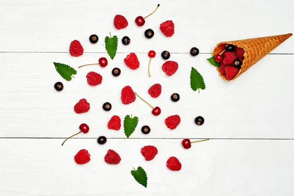 Olgun tatlı ahududu, kiraz ve dondurma siyah frenk üzümü 