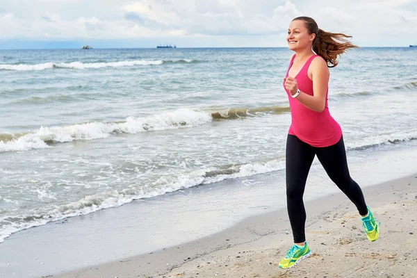 Młoda kobieta fitness biegacz działa na wybrzeżu, przestrzeń kopiowania. Dziewczyna — Zdjęcie stockowe