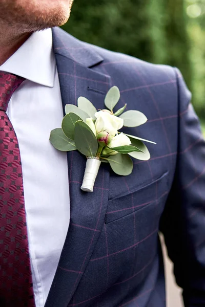 Groom en chemise blanche, costume à carreaux et cravate avec boutonnière sur gree — Photo